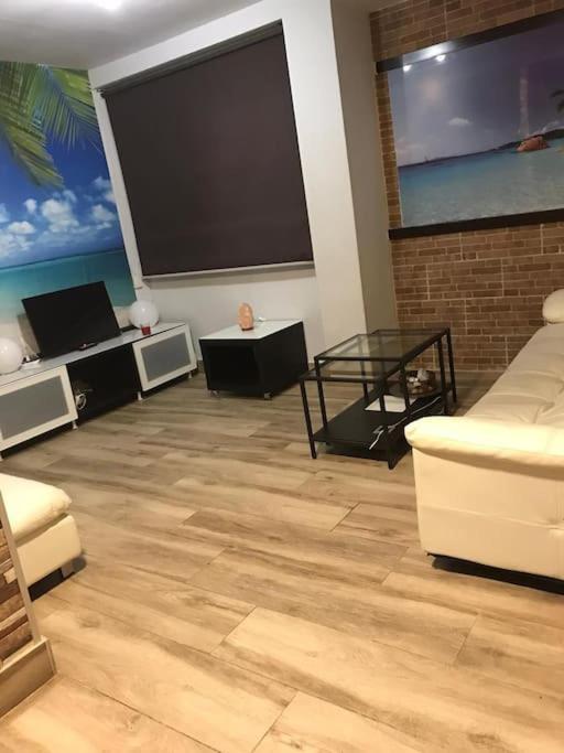Precioso Apartamento 3 Habitaciones. Con Patio. Camas Εξωτερικό φωτογραφία