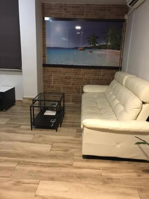 Precioso Apartamento 3 Habitaciones. Con Patio. Camas Εξωτερικό φωτογραφία